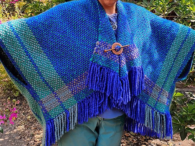 Poncho azul y turquesa con fleco, tejido por Ana Aurora Núñez Fernández