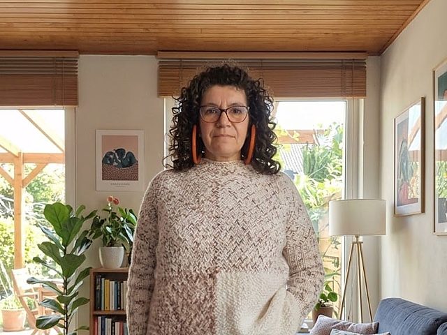 Jessica Loreto Acevedo con el chaleco que tejó en telar bastidor cuadrado