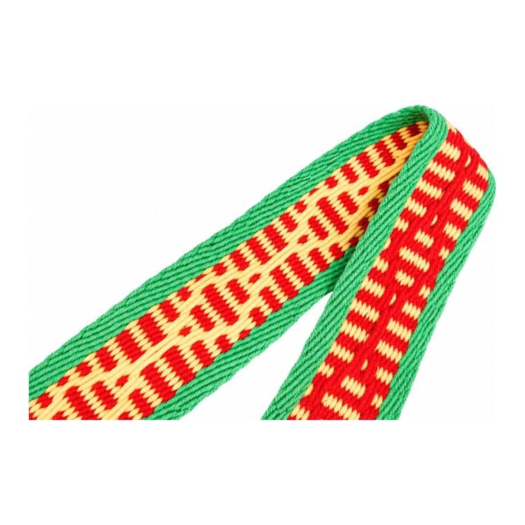 Faja en telar mapuche con guarda roja, verde y amarilla